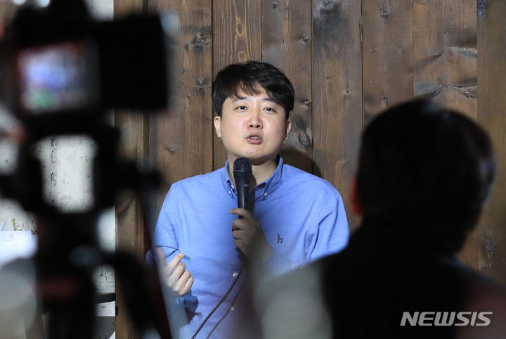 [제주=뉴시스] 우장호 기자 = 이준석 전 국민의힘 대표가 지난 4월2일 오후 제주시 애월읍 브루클린 제주 카페에서 열린 저서 '이준석의 거부할 수 없는 미래' 독자와의 만남에서 발언하고 있다. 2023.04.02. woo1223@newsis.com