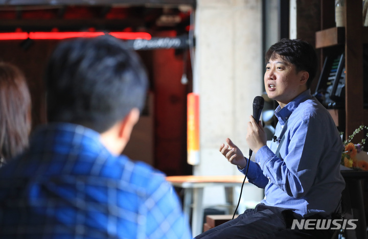 [제주=뉴시스] 우장호 기자 = 이준석 전 국민의힘 대표가 2일 오후 제주시 애월읍 브루클린 제주 카페에서 열린 저서 '이준석의 거부할 수 없는 미래' 독자와의 만남에서 발언하고 있다. 2023.04.02. woo1223@newsis.com