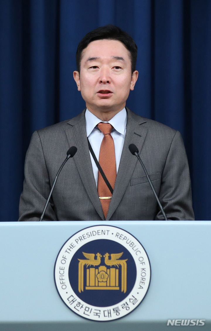 [서울=뉴시스] 전신 기자 = 이도운 대통령실 대변인이 2일 서울 용산 대통령실 청사에서 현안 브리핑을 하고 있다. 2023.04.02. photo1006@newsis.com