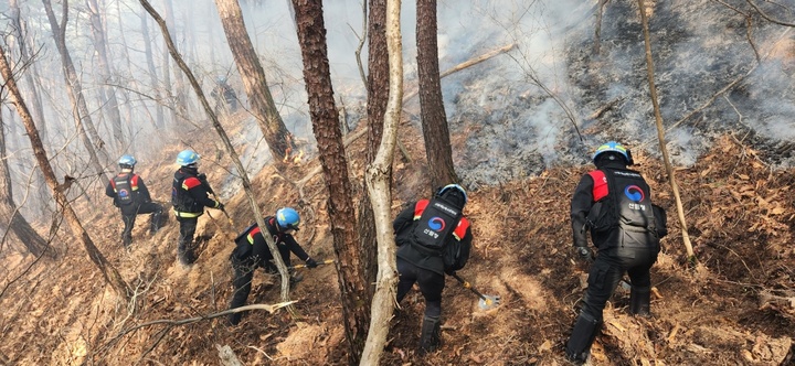 [서울=뉴시스] 정병혁 기자 = 2일 오후 서울 종로구 인왕산에서 발생한 산불 화재 현장에서 산불재난특수진화대원들이 산불 집화 작업을 하고 있다.(사진=산림청 제공) 2023.04.02. photo@newsis.com *재판매 및 DB 금지