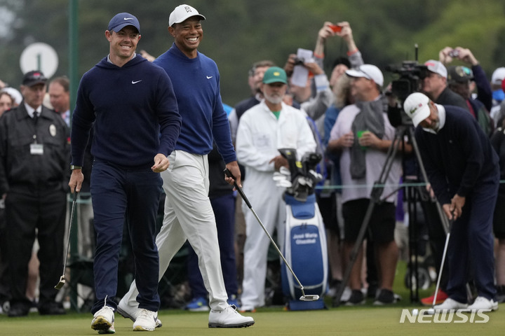 [오거스타=AP/뉴시스]우즈와 매킬로이. 2023.04.03.