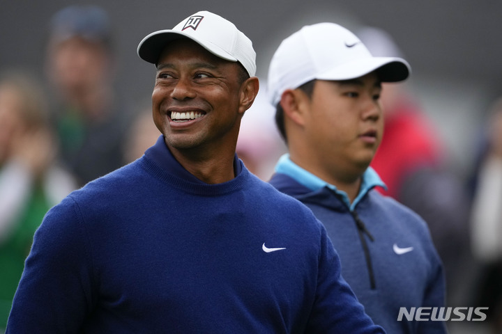 [오거스타(미국)=AP/뉴시스]타이거 우즈와 마스터스 토너먼트 연습하는 김주형. 2023.04.04. 