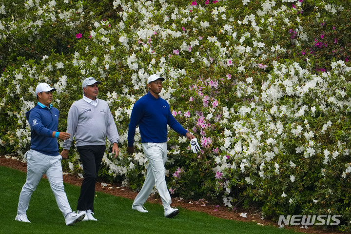 [오거스타(미국)=AP/뉴시스]타이거 우즈, 프레드 커플스와 마스터스 토너먼트 연습하는 김주형. 2023.04.04. 