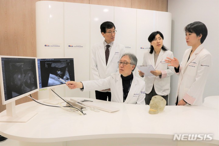 [서울=뉴시스]차 의과학대학교 강남차여성병원은 얼굴이 기형인 소아 환자를 치료하는 선천성 두개안면기형클리닉을 운영한다. 클리닉은 산부인과, 소아청소년과, 성형외과 전문의가 진단부터 진료·수술을 협력하는 다학제 진료 시스템으로 운영된다. (사진= 강남차병원 제공) 2023.04.03. photo@newsis.com.