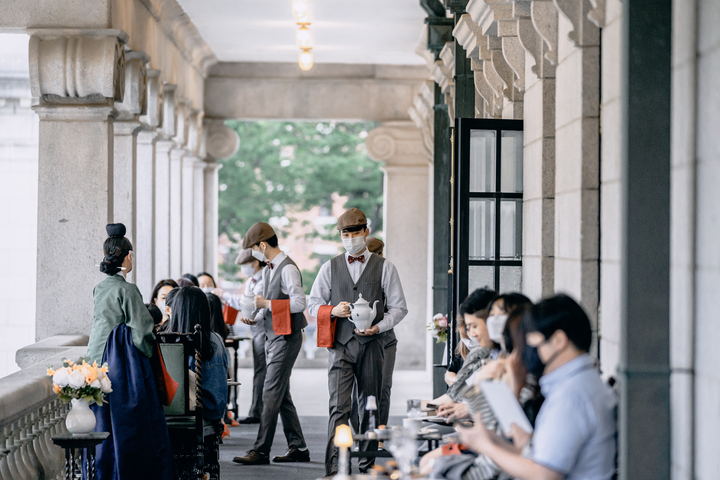 [서울=뉴시스] 2022년 야간 관람 행사 '밤의 석조전' - 테라스 카페 체험 (사진=문화재청 제공) 2023.04.03. photo@newsis.com *재판매 및 DB 금지