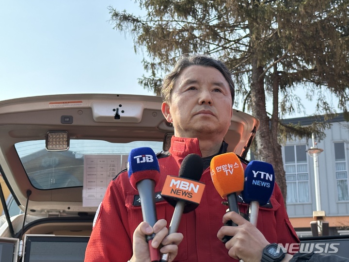 [대전=뉴시스] 김도현 기자 = 남성현 산림청장이 3일 오전 9시 산불현장통합지휘본부인 대전 서구 기성중학교에서 금산-대전 산불 등 충남 지역에서 발생한 산불에 대해 브리핑을 하고 있다. 2023.04.03. photo@newsis.com