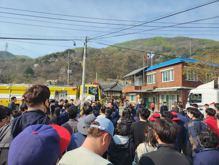 박범인 금산군수가 3일 복수면 지량1리에 마련된 재난현장통합지원본부에서 잔불 진화 작업에 나서는 직원들에게 안전을 당부하고 있다. 2023. 04. 03  *재판매 및 DB 금지