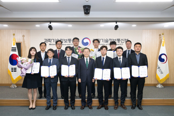 [서울=뉴시스] 이종호 과학기술정보통신부 장관이 3일 오전 세종특별자치시 과기정통부 생각나눔방에서 열린 '2022년 4분기 적극행정 우수사례 포상 수여식'에서 수상자들과 기념촬영 하고 있다. (사진=과학기술정보통신부 제공) *재판매 및 DB 금지