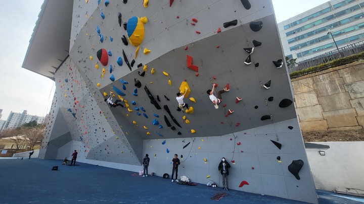 [서울=뉴시스] 강남클라이밍센터 등반 사진.(사진=강남구 제공) *재판매 및 DB 금지