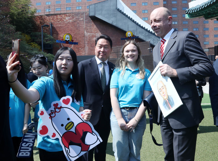 [서울=뉴시스]최태원 2030 부산세계박람회 유치지원 민간위원회 위원장과 파트릭 슈페이트 BIE 실사단장이 대한상의 글로벌 서포터즈들과 셀카를 촬영하고 있다. (사진 = 대한상의) 2023.4.3. photo@newsis.com *재판매 및 DB 금지