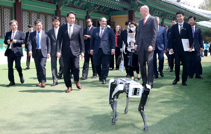 [서울=뉴시스]최태원 2030 부산세계박람회 유치지원 민간위원회 위원장과 세계박람회기구(BIE) 실사단이 4족 보행 로봇 '스팟(Spot)'의 안내를 받아 오찬장으로 이동하고 있다. (사진 = 대한상의) 2023.4.3. photo@newsis.com *재판매 및 DB 금지