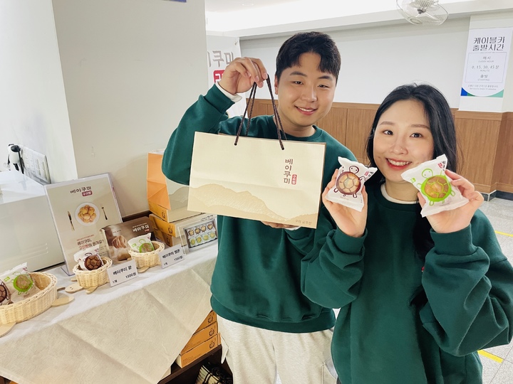 금오산케이블카 편의점에서 관광객들이 베이쿠미를 들고 기념사진을 찍고 있다 (사진=구미시 제공) *재판매 및 DB 금지