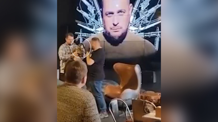 러시아 유명 군사 블로거 블라들렌 타타르스키가 2일(현지시간) 상트페테르부르크 소재 카페에서 선물로 받은 피규어가 폭발해 사망했다고 러시아 매체가 보도했다. 출처 : 트위터@Feher_Junior *재판매 및 DB 금지