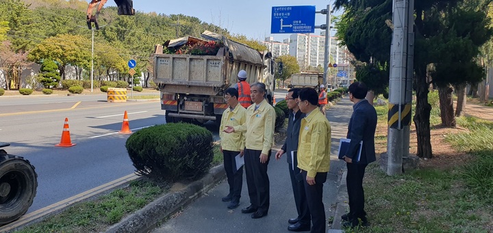 [창원=뉴시스] 강경국 기자 = 경남 창원시 원이대로 고급 간선급행버스체계(S-BRT) 공사가 3일부터 시작된 가운데 조명래 제2부시장이 착공 현장을 방문해 교통처리 및 안전관리 상황을 점검하고 있다. (사진=창원시청 제공). 2023.04.03. photo@newsis.com *재판매 및 DB 금지