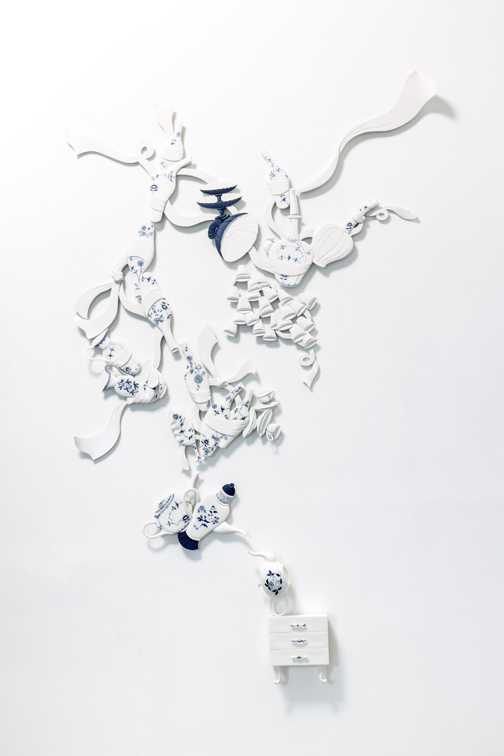 tied, hold and move #2, 2021,  porcelain, 330 x  200 x 12 cm(가변설치) *재판매 및 DB 금지