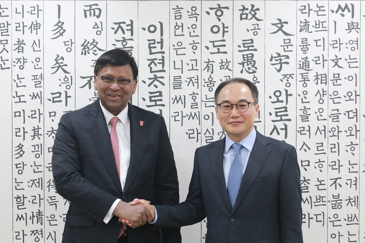 [서울=뉴시스]이원석 검찰총장 3일 서울 서초구 대검찰청에서 라자 쿠마 국제자금세탁방지기구 (FATF·Financial Action Task Force) 의장을 접견했다. (제공=대검찰청) *재판매 및 DB 금지