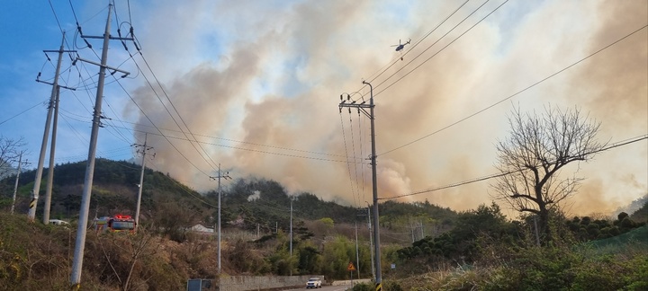 [순천=뉴시스] 이영주 기자 = 3일 낮 12시 19분께 전남 순천시 송광면 한 야산에서 불이 나 산림 당국이 진화 작업을 벌이고 있다. (사진 = 순천소방서 제공) 2023.04.03. photo@newsis.com *재판매 및 DB 금지