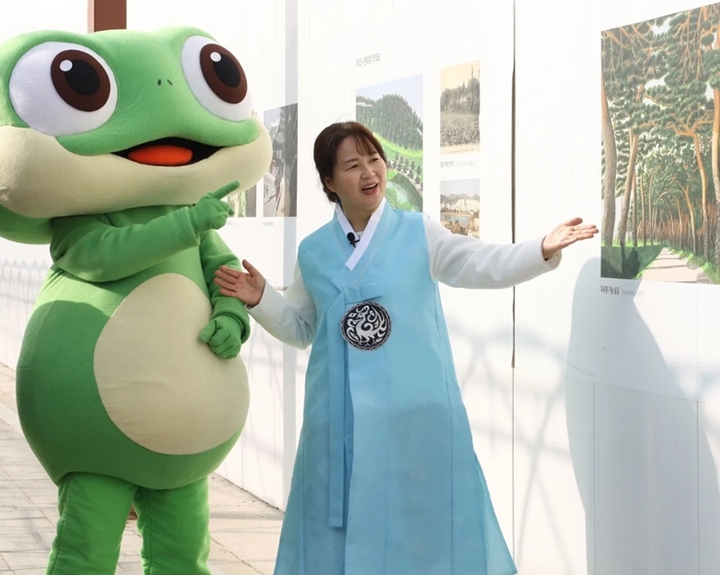 [수원=뉴시스] 행궁동 왕의 골목여행 현장 모습. (사진=수원문화재단 제공) 2023.04.03. photo@newsis.com *재판매 및 DB 금지