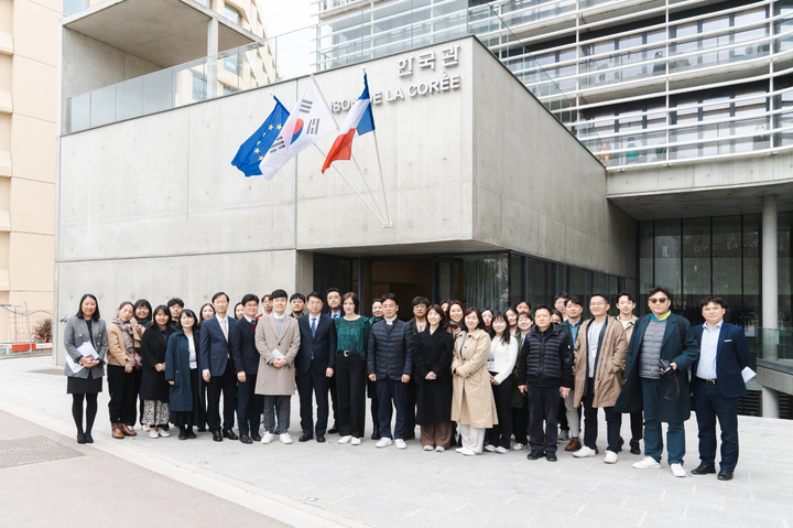 [파리=뉴시스] 장상윤 교육부 차관을 비롯한 우리나라 교육부 방문단이 지난달 28일 오후(현지시간) 프랑스 파리 국재대학촌을 둘러본 뒤 기념사진을 촬영하고 있다. (사진=프랑스한국교육원 제공). 2023.04.04. photo@newsis.com *재판매 및 DB 금지