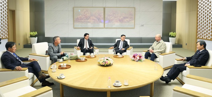 [서울=뉴시스] 윤상직 2030세계박람회유치위원회 사무총장, 박형준 부산시장 등이 2일 인천공항 귀빈실에서 방한한 국제박람회기구(BIE) 실사단을 영접, 대화하고 있다. (사진=산업통상자원부 제공) 2023.04.03. photo@newsis.com *재판매 및 DB 금지
