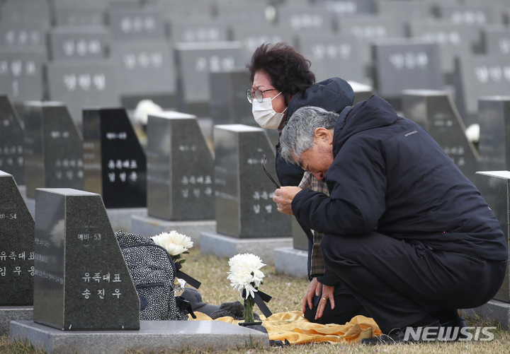 [제주=뉴시스] 우장호 기자 = 제75주년 제주4·3추념일인 3일 오전 제주시 봉개동 제주4·3평화공원 내 행방불명인 표석을 찾은 유족들이 참배를 하고 있다. (제주도사진기자회) 2023.04.03. woo1223@newsis.com