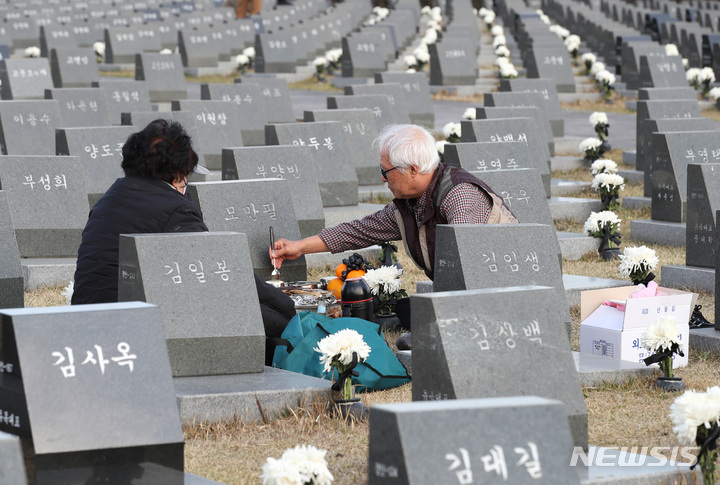 [제주=뉴시스] 우장호 기자 = 제75주년 제주4·3추념일인 3일 오전 제주시 봉개동 제주4·3평화공원 내 행방불명인 표석을 찾은 유족들이 참배를 하고 있다. (제주도사진기자회) 2023.04.03. woo1223@newsis.com