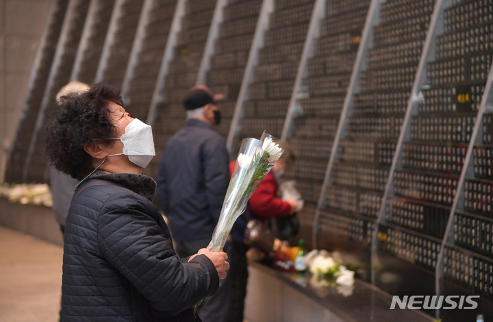 [제주=뉴시스] 우장호 기자 = 제75주년 제주4·3추념일인 3일 오전 제주시 봉개동 제주4·3평화공원 위패봉안소를 찾은 유족들이 참배를 하고 있다. (제주도사진기자회) 2023.04.03. woo1223@newsis.com
