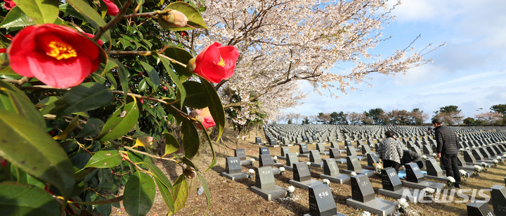 [제주=뉴시스] 우장호 기자 = 제75주년 제주4·3추념일인 3일 오전 제주시 봉개동 제주4·3평화공원 내 행방불명인 표석을 찾은 유족들이 참배를 하고 있다. (제주도사진기자회) 2023.04.03. woo1223@newsis.com
