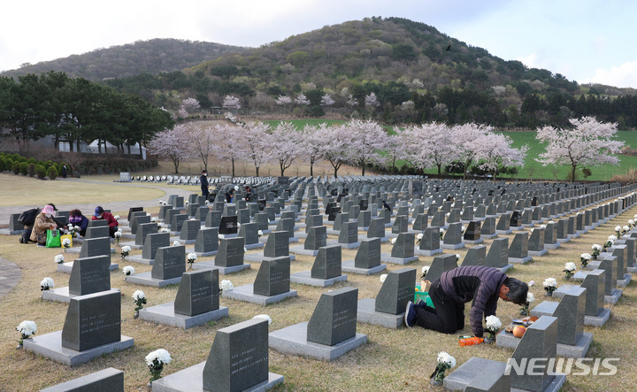 [제주=뉴시스] 우장호 기자 = 제75주년 제주4·3추념일인 3일 오전 제주시 봉개동 제주4·3평화공원 내 행방불명인 표석을 찾은 유족들이 참배를 하고 있다. (제주도사진기자회) 2023.04.03. woo1223@newsis.com