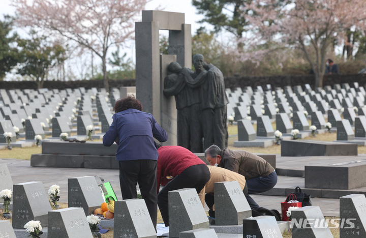 [제주=뉴시스] 우장호 기자 = 제75주년 제주4·3추념일인 3일 오전 제주시 봉개동 제주4·3평화공원 내 행방불명인 표석을 찾은 유족들이 참배를 하고 있다. (제주도사진기자회) 2023.04.03. woo1223@newsis.com