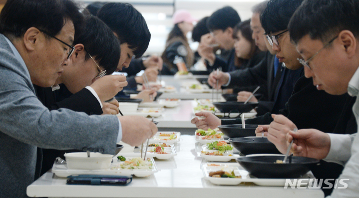 [전주=뉴시스] 김얼 기자 = 2023학년도 전북대학교 총동창회와 함께하는 천원의 아침밥 행사가 열린 3일 전북 전주시 전북대학교 후생관에서 양오봉 총장을 비롯한 교직원들과 학생들이 천원의 아침밥을 먹고 있다. 2023.04.03. pmkeul@nwsis.com