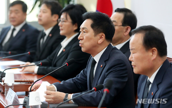 [서울=뉴시스] 추상철 기자 = 김기현 국민의힘 당 대표가 3일 오전 서울 여의도 국회에서 열린 최고위원회의에 참석해 발언하고 있다. 2023.04.03. scchoo@newsis.com