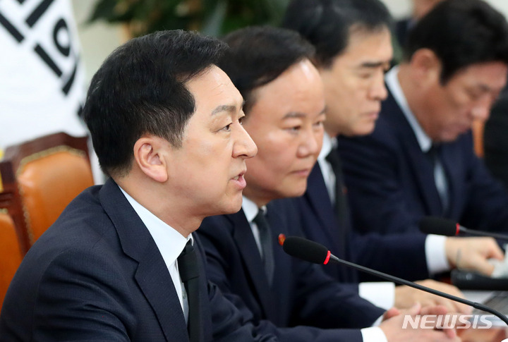 [서울=뉴시스] 추상철 기자 = 김기현 국민의힘 당 대표가 3일 오전 서울 여의도 국회에서 열린 최고위원회의에 참석해 발언하고 있다. 2023.04.03. scchoo@newsis.com