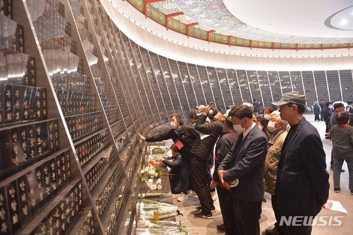 [제주=뉴시스] 우장호 기자 = 제75주년 제주4·3희생자 추념일인 3일 오전 제주시 봉개동 제주4·3평화공원 위패봉안소를 찾은 유족들이 참배를 하고 있다. (제주도사진기자회) 2023.04.03. woo1223@newsis.com