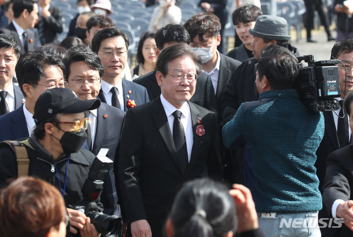 [제주=뉴시스] 우장호 기자 = 이재명 더불어민주당 대표가 3일 오전 제주시 봉개동 제주4·3평화공원에서 거행된 제75주년 제주4·3희생자 추념식에 참석하고 있다. (제주도사진기자회) 2023.04.03. woo1223@newsis.com
