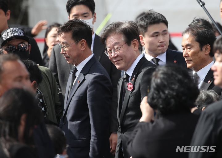 [제주=뉴시스] 우장호 기자 = 이재명 더불어민주당 대표가 3일 오전 제주시 봉개동 제주4·3평화공원에서 거행된 제75주년 제주4·3희생자 추념식에 참석하고 있다. (제주도사진기자회) 2023.04.03. woo1223@newsis.com