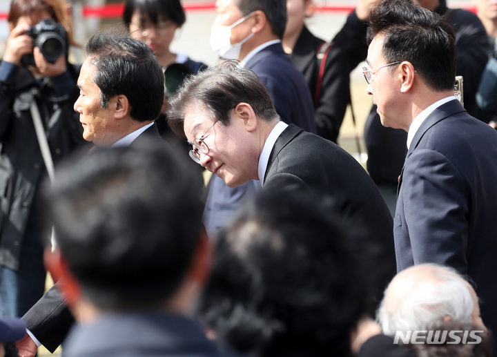 [제주=뉴시스] 우장호 기자 = 이재명 더불어민주당 대표가 3일 오전 제주시 봉개동 제주4·3평화공원에서 거행된 제75주년 제주4·3희생자 추념식에 참석하고 있다. (제주도사진기자회) 2023.04.03. woo1223@newsis.com