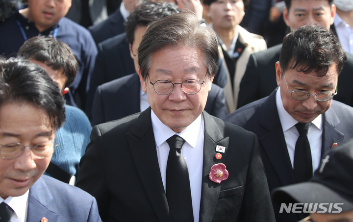 [제주=뉴시스] 우장호 기자 = 이재명 더불어민주당 대표가 3일 오전 제주시 봉개동 제주4·3평화공원에서 거행된 제75주년 제주4·3희생자 추념식에 참석하고 있다. (제주도사진기자회) 2023.04.03. woo1223@newsis.com