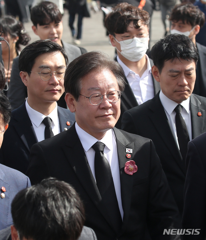 [제주=뉴시스] 우장호 기자 = 이재명 더불어민주당 대표가 3일 오전 제주시 봉개동 제주4·3평화공원에서 거행된 제75주년 제주4·3희생자 추념식에 참석하고 있다. (제주도사진기자회) 2023.04.03. woo1223@newsis.com