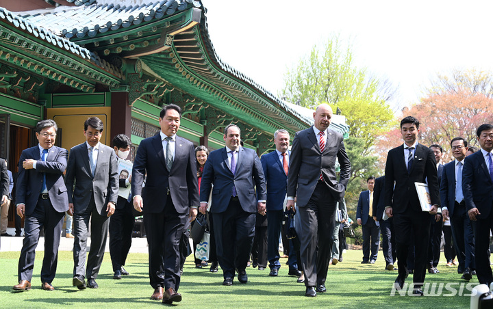 [서울=뉴시스] 김진아 기자 = 최태원 대한상공회의소 회장을 비롯한 국내 경제계 인사들과 ‘2030세계박람회’ 실사를 위해 방한 중인 국제박람회기구(BIE) 실사단이 3일 서울 시내 한 호텔에서 열린 경제인 오찬에 참석하고 있다. (공동취재사진) 2023.04.03. bluesoda@newsis.com