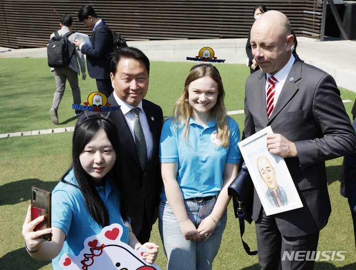 [서울=뉴시스] 김진아 기자 = 2030세계박람회 개최 후보지인 부산을 실사하기 위해 방한한 국제박람회기구(BIE) 실사단 단장 파트릭 슈페히트 행정예산위원장(오른쪽)이 3일 오전 서울의 한 호텔에서 경제인 오찬 간담회에 참석하기 전 최태원 대한상공회의소 회장, 부산월드엑스포 서포터즈들과 기념촬영을 하고 있다. (공동취재사진) 2023.04.03. bluesoda@newsis.com