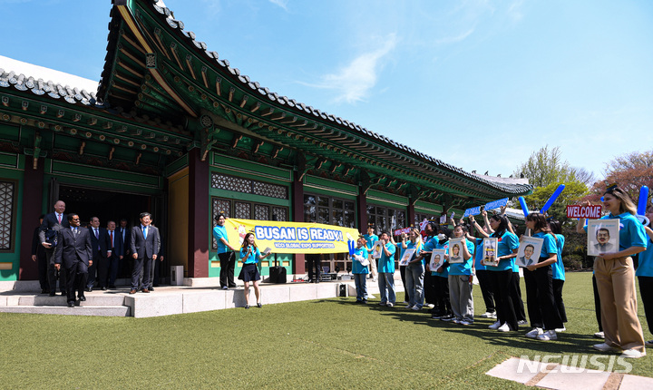 [서울=뉴시스] 김진아 기자 = 최태원 대한상공회의소 회장을 비롯한 국내 경제계 인사들과 ‘2030세계박람회’ 실사를 위해 방한 중인 국제박람회기구(BIE) 실사단이 3일 서울시내 한 호텔에서 열린 환영 경제인 리셉션에 참석하고 있는 가운데 부산월드엑스포 서포터들이 환영하고 있다. (공동취재사진) 2023.04.03. photo@newsis.com