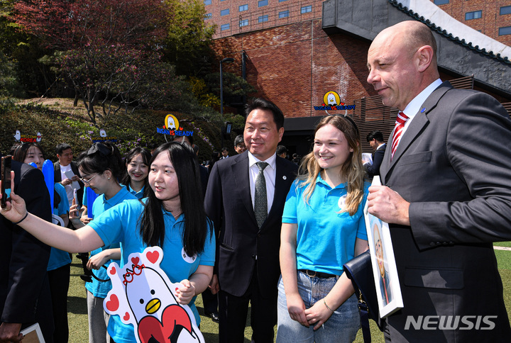 [서울=뉴시스] 김진아 기자 = 최태원 대한상공회의소 회장(왼쪽 두 번째)과 국제박람회기구(BIE) 실사단 단장인 파트릭 슈페히트 행정예산위원장(오른쪽)이 3일 서울시내 한 호텔에서 열린 환영 경제인 리셉션에 참석하기 전 부산월드엑스포 서포터들과 기념촬영을 하고 있다. (공동취재사진) 2023.04.03. photo@newsis.com