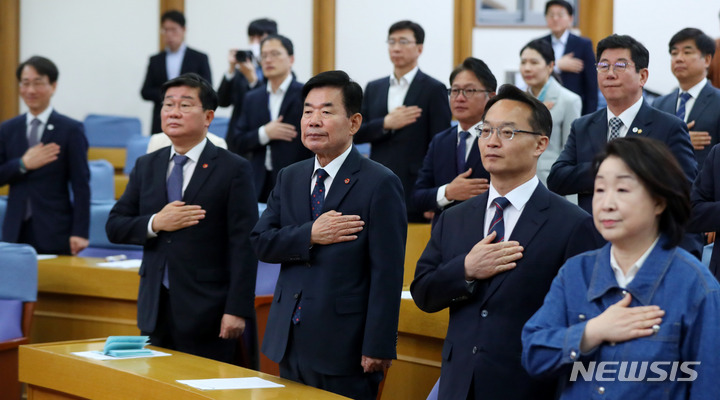 [서울=뉴시스] 추상철 기자 = 김진표 국회의장이 3일 오전 서울 여의도 국회에서 열린 초당적 정치개혁 의원모임 전체회의에서 국민의례를 하고 있다. 2023.04.03. scchoo@newsis.com