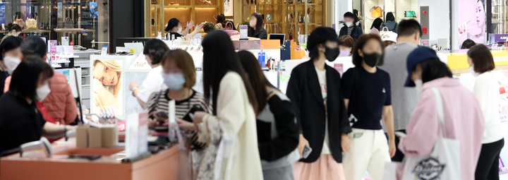 [서울=뉴시스] 김금보 기자 = 손님들이 3일 오전 서울 중구 한 면세점에서 쇼핑하고 있다. 한국면세점협회에 따르면 2월 국내 면세점 매출이 전월대비 36.7% 증가해 1조90억원을 기록했다. 2023.04.03. kgb@newsis.com