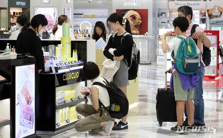 [서울=뉴시스] 김금보 기자 = 관광객들이 지난 4월3일 오전 서울 중구 한 면세점에서 쇼핑하고 있다. 2023.04.03. kgb@newsis.com
