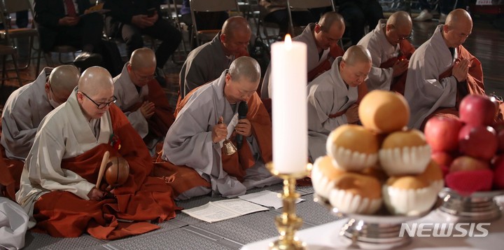 [서울=뉴시스] 김선웅 기자 = 대한불교조계종 사회노동위원회가 3일 서울 강서구 탐라영재관에서 열린 제주 4.3 제75주년 추모재에서 희생자들을 추모하고 있다. 제주 불교계는 4.3 당시 토벌대의 학살을 피해 사찰로 대피해 온 주민들을 지키다 사찰 35곳이 전소, 폐허 등의 피해를 입었고 승려 15명이 총살, 수장, 고문 후유증 등으로 희생됐다. 2023.04.03. mangusta@newsis.com