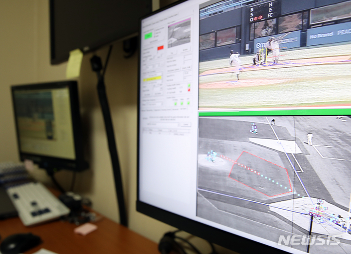 [서울=뉴시스] 고승민 기자 = 3일 서울 목동야구장에서 열린 2023 신세계 이마트배 전국고교야구대회 16강전 광주동성고 대 경북고 경기, 스포츠투아이 관계자들이 투구 궤적 추적 시스템(PTS, pitch tracking system)을 이용해 투구 결과를 지켜보고 있다. 대한야구소프트볼협회는 이번 대회 16강전부터 자동 볼, 스트라이크 시스템인 PTS를 도입했다. 4일부터 시스템 판정을 최종 판정으로 인정해 공식 야구규칙에 따라 볼, 스트라이크 판정에 이의제기가 불가능하다. 2023.04.03. kkssmm99@newsis.com