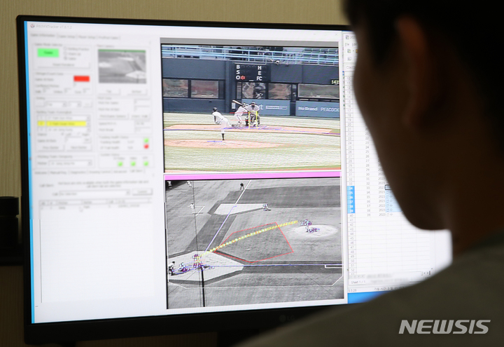 [서울=뉴시스] 고승민 기자 = 3일 서울 목동야구장에서 열린 2023 신세계 이마트배 전국고교야구대회 16강전 광주동성고 대 경북고 경기, 스포츠투아이 관계자들이 투구 궤적 추적 시스템(PTS, pitch tracking system)을 이용해 투구 결과를 지켜보고 있다. 대한야구소프트볼협회는 이번 대회 16강전부터 자동 볼, 스트라이크 시스템인 PTS를 도입했다. 4일부터 시스템 판정을 최종 판정으로 인정해 공식 야구규칙에 따라 볼, 스트라이크 판정에 이의제기가 불가능하다. 2023.04.03. kkssmm99@newsis.com