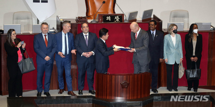 [서울=뉴시스] 고범준 기자 = 김진표 국회의장이 3일 오후 서울 여의도 국회에서 열린 제405회 국회(임시회) 제1차 본회의에서 부산엑스포 BIE(국제박람회기구)실사단에게 결의문을 전달하고 있다. 2023.04.03. bjko@newsis.com